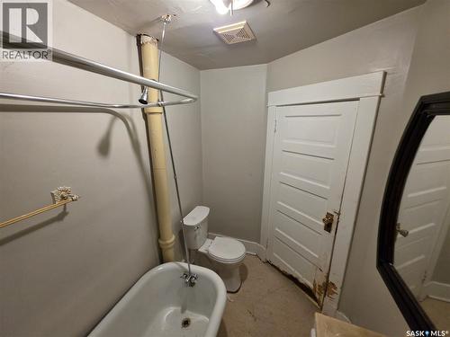 1041 Argyle Street, Regina, SK - Indoor Photo Showing Bathroom