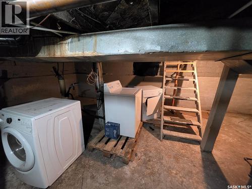 1041 Argyle Street, Regina, SK - Indoor Photo Showing Laundry Room