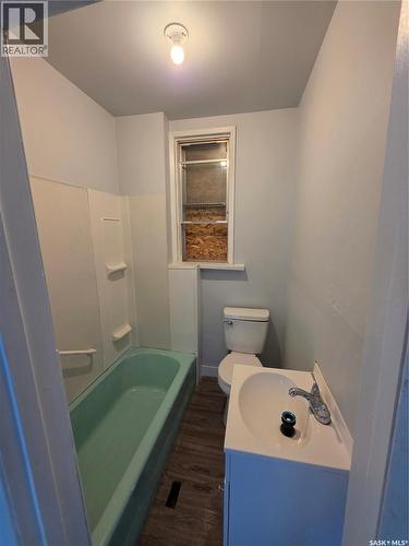 1525 Elphinstone Street, Regina, SK - Indoor Photo Showing Bathroom
