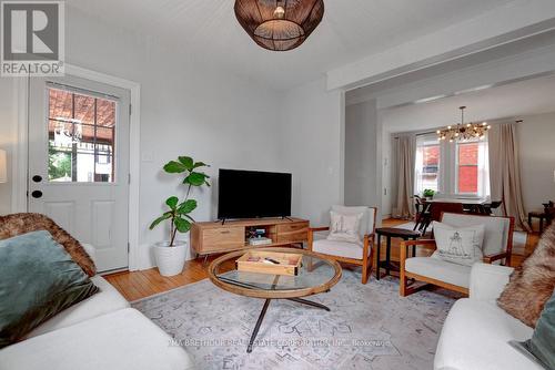 8 North Street, Perth, ON - Indoor Photo Showing Living Room