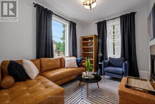 8 North Street, Perth, ON - Indoor Photo Showing Living Room