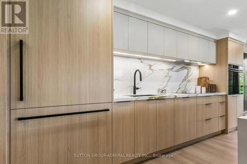 301 - 3900 Yonge Street, Toronto, ON - Indoor Photo Showing Kitchen With Upgraded Kitchen