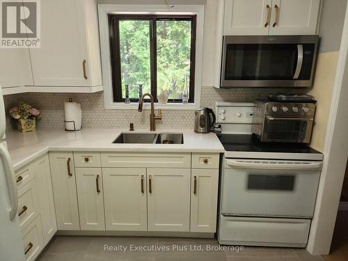 Kitchen - 2 Zelia Court, Tiny, ON - Indoor Photo Showing Kitchen