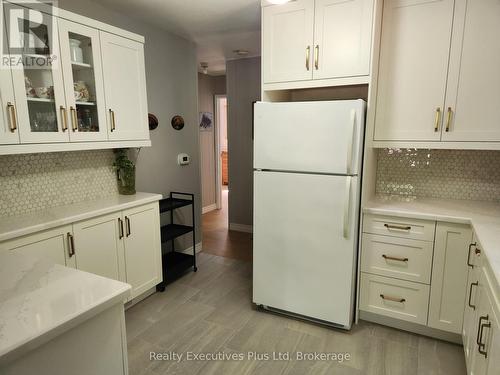 Kitchen - 2 Zelia Court, Tiny, ON - Indoor Photo Showing Kitchen