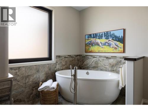 10 Bayview Heights, Coldstream, BC - Indoor Photo Showing Bathroom