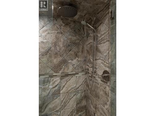 10 Bayview Heights, Coldstream, BC - Indoor Photo Showing Bathroom