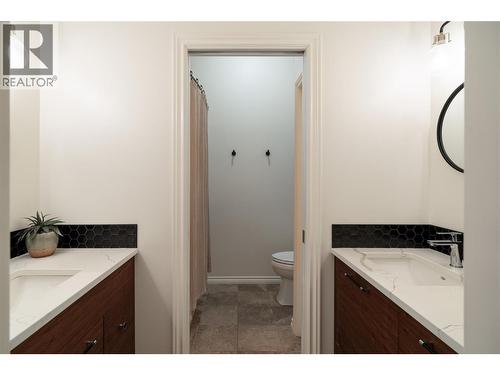 10 Bayview Heights, Coldstream, BC - Indoor Photo Showing Bathroom
