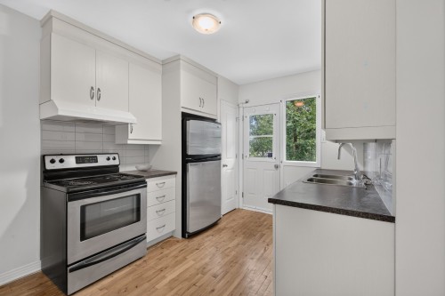Cuisine - 1-2459 Av. Dollard, Montréal (Lasalle), QC - Indoor Photo Showing Kitchen With Double Sink