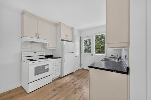 Cuisine - 3-2459 Av. Dollard, Montréal (Lasalle), QC - Indoor Photo Showing Kitchen With Double Sink