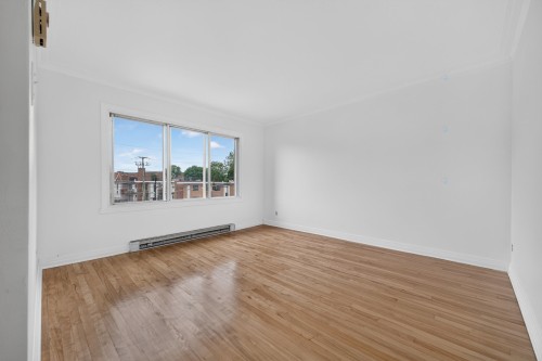 Salon - 3-2459 Av. Dollard, Montréal (Lasalle), QC - Indoor