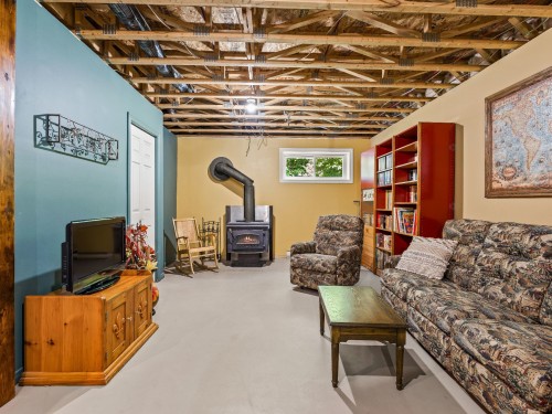Salle familiale - 37 Ch. Mercier, Bury, QC - Indoor Photo Showing Basement