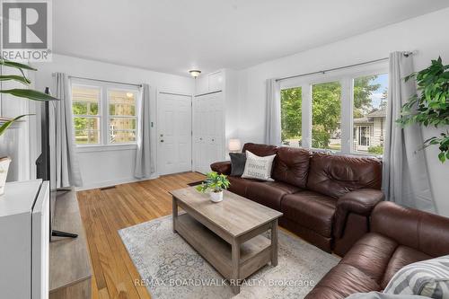 111 Beckwith Street E, Perth, ON - Indoor Photo Showing Living Room