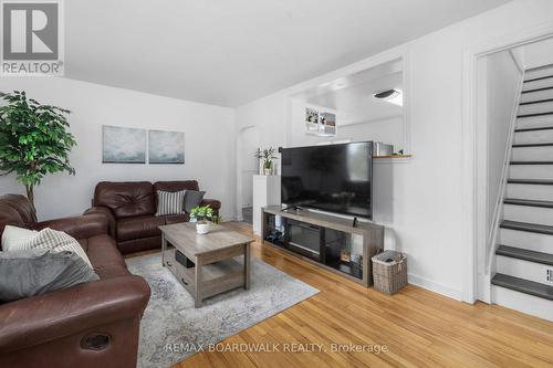 111 Beckwith Street E, Perth, ON - Indoor Photo Showing Living Room