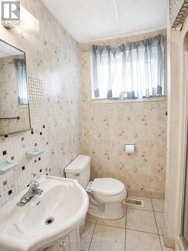 25 Lehar Crescent, Toronto, ON - Indoor Photo Showing Bathroom
