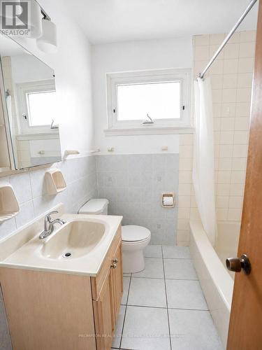 25 Lehar Crescent, Toronto, ON - Indoor Photo Showing Bathroom