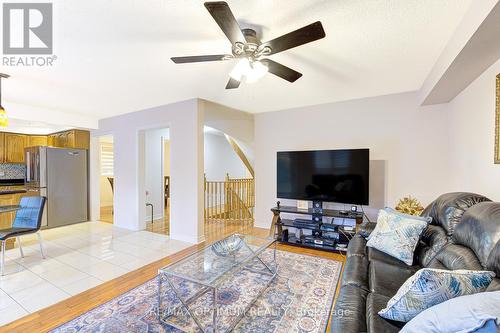1466 Willowvale Gardens, Mississauga, ON - Indoor Photo Showing Living Room