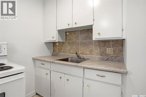 4015 2Nd Avenue, Regina, SK - Indoor Photo Showing Kitchen