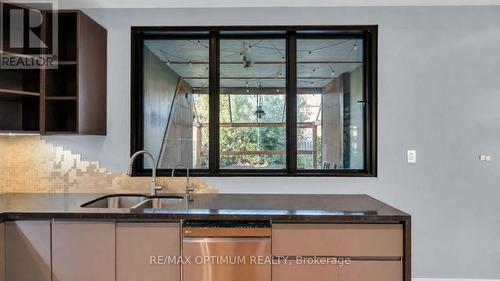 644 Roselaire Trail, Mississauga, ON - Indoor Photo Showing Kitchen With Double Sink