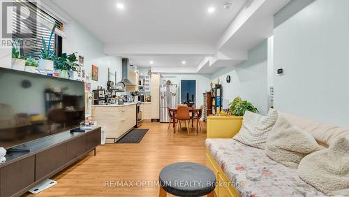 644 Roselaire Trail, Mississauga, ON - Indoor Photo Showing Living Room