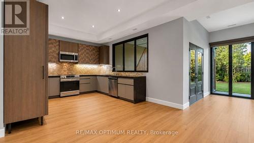 644 Roselaire Trail, Mississauga, ON - Indoor Photo Showing Kitchen