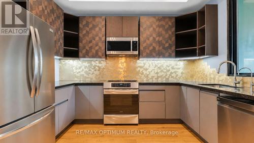 644 Roselaire Trail, Mississauga, ON - Indoor Photo Showing Kitchen With Stainless Steel Kitchen With Upgraded Kitchen
