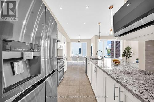 256 Dolce Crescent, Ottawa, ON - Indoor Photo Showing Kitchen With Upgraded Kitchen