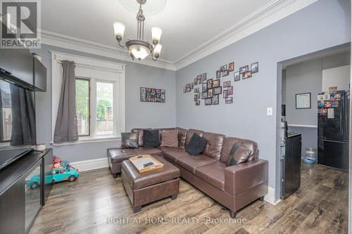 372 Beach Road, Hamilton, ON - Indoor Photo Showing Living Room