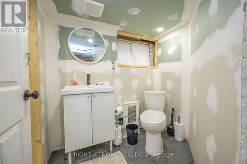372 Beach Road, Hamilton, ON - Indoor Photo Showing Bathroom