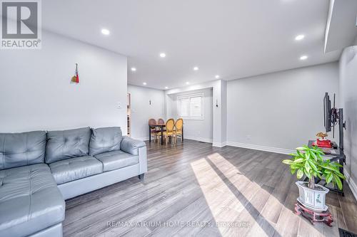 61 Trothen Circle, Markham, ON - Indoor Photo Showing Living Room