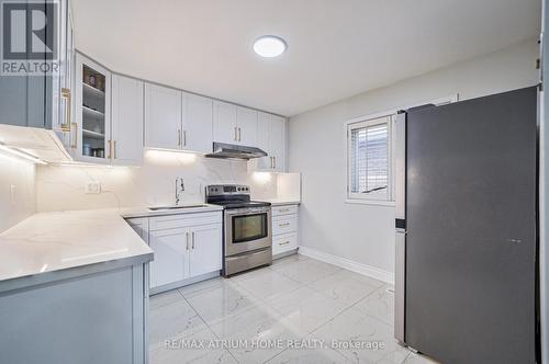 61 Trothen Circle, Markham, ON - Indoor Photo Showing Kitchen