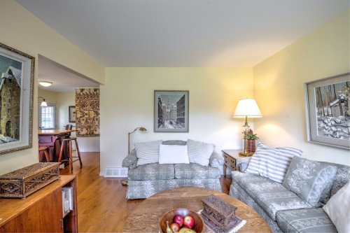 Salon - 145 Ch. De La Gare, Piedmont, QC - Indoor Photo Showing Living Room