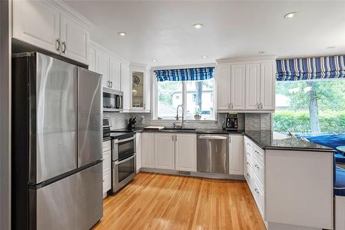 122 Ash St, Winnipeg, MB - Indoor Photo Showing Kitchen With Upgraded Kitchen