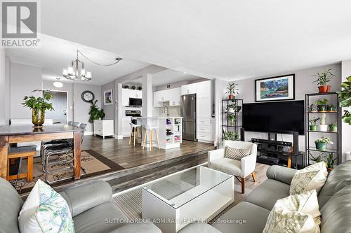 513 - 1 Four Winds Drive, Toronto, ON - Indoor Photo Showing Living Room