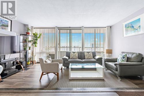 513 - 1 Four Winds Drive, Toronto, ON - Indoor Photo Showing Living Room
