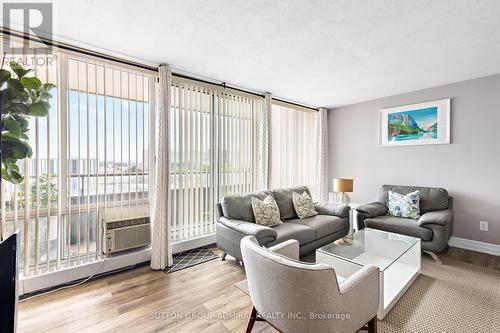 513 - 1 Four Winds Drive, Toronto, ON - Indoor Photo Showing Living Room