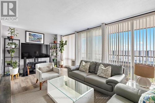 513 - 1 Four Winds Drive, Toronto, ON - Indoor Photo Showing Living Room
