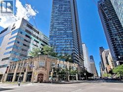 905 - 832 BAY STREET  Toronto, ON M5S 1Z6