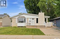 310 Douglas CRESCENT  Saskatoon, SK S7L 4T4