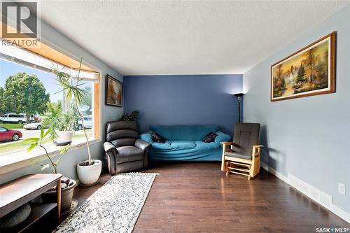 310 Douglas Crescent, Saskatoon, SK - Indoor Photo Showing Living Room
