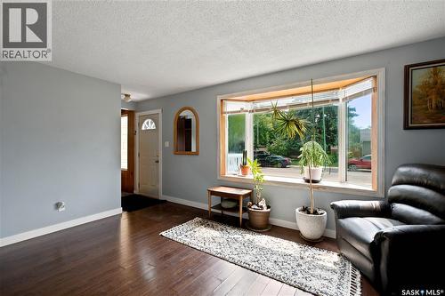 310 Douglas Crescent, Saskatoon, SK - Indoor Photo Showing Living Room