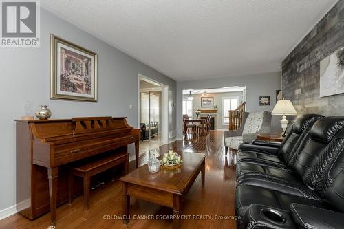 593 Caverhill Crescent, Milton, ON - Indoor Photo Showing Living Room