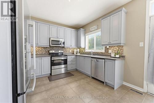 359 Pine Valley Drive, Kitchener, ON - Indoor Photo Showing Kitchen With Upgraded Kitchen
