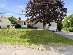 8 Lakeview Drive Windsor, NS B0N 2T0