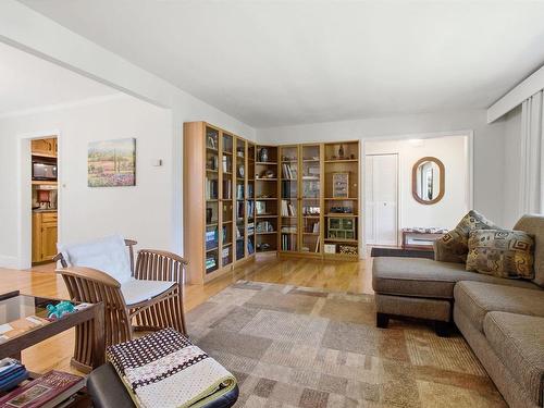 8 Lakeview Drive, Windsor, NS - Indoor Photo Showing Living Room