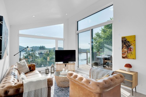 Salon - 201 217E Avenue, Saint-Hippolyte, QC - Indoor Photo Showing Living Room