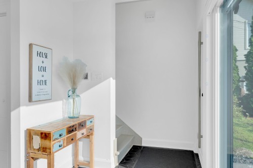 Hall d'entrée/Vestibule - 201 217E Avenue, Saint-Hippolyte, QC - Indoor Photo Showing Other Room