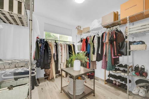 Chambre à coucher - 201 217E Avenue, Saint-Hippolyte, QC - Indoor With Storage