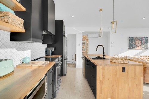 Cuisine - 201 217E Avenue, Saint-Hippolyte, QC - Indoor Photo Showing Kitchen With Double Sink With Upgraded Kitchen