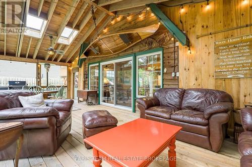 7353 Davy Drive, Ramara, ON - Indoor Photo Showing Living Room