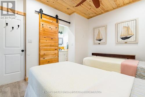 7353 Davy Drive, Ramara, ON - Indoor Photo Showing Bedroom